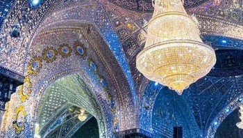 Masjid Shah Cheragh (kuil) suci yang terkenal di dunia di Shiraz, Iran. Shah Cheragh adalah monumen pemakaman dan masjid dan luas dihiasi dengan cermin-kerja, kaca, plesteran dan oramentaions. Situs ini adalah tempat ziarah paling penting di kota Shiraz dan salah satu dari tiga tempat suci di Iran. Foto: Boredpanda