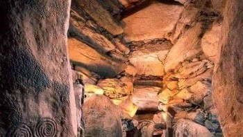 Newgrange Sebuah Makam Neolitik Yang Berusia Sekitar 5.200 SM, Dibangun Pada 3.200 SM Foto: Boredpanda