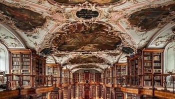 Perpustakaan Biara Gall, Swiss. Berisi 2.100 manuskrip dari abad ke-8 hingga ke-15 dan 1.650 incunabula, kodeks, buku kuno, dan ukiran. Koleksinya mencakup sekitar 160.000 buku. Foto: Boredpanda