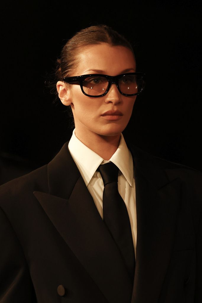Bella Hadid mengenakan  koleksi Saint Laurent Spring/Summer 2025 yang dipresentasikan Selasa, 24 September 2024 di Paris.