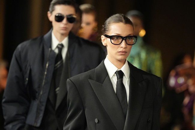 Di media sosial, fans meluapkan rasa bahagia melihat idolanya memberikan penampilan kejutan di runway Saint Laurent. Mother, Bella Hadid, is mothering the runway again, tulis seorang pengguna X seperti dikutip PageSix. Ada pula yang berkomentar, ITS REAL!!! ... THE QUEEN IS BACKKK. (Foto: Francois Durand/Getty Images)