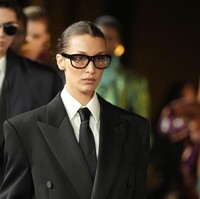 Di media sosial, fans meluapkan rasa bahagia melihat idolanya memberikan penampilan kejutan di runway Saint Laurent. Mother, Bella Hadid, is mothering the runway again, tulis seorang pengguna X seperti dikutip PageSix. Ada pula yang berkomentar, ITS REAL!!! ... THE QUEEN IS BACKKK. (Foto: Francois Durand/Getty Images)