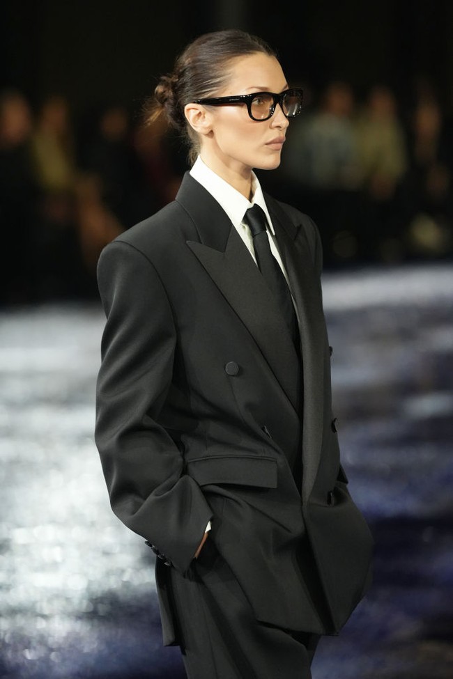 Bella Hadid dikenal dengan fitur wajah yang disebut paling simetris secara ilmiah. Bella telah berjalan untuk merek seperti Fendi, Dior, dan Mugler. Adik dari Gigi Hadid ini dinobatkan sebagai Model of the Year oleh Models.com versi pembaca tahun 2022. Proyek terbarunya termasuk kolaborasi fashion bersama ABOUT YOU dan merintis brand parfum Orobella. Foto: Francois Durand/Getty Images
