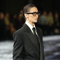 Bella Hadid dikenal dengan fitur wajah yang disebut paling simetris secara ilmiah. Bella telah berjalan untuk merek seperti Fendi, Dior, dan Mugler. Adik dari Gigi Hadid ini dinobatkan sebagai Model of the Year oleh Models.com versi pembaca tahun 2022. Proyek terbarunya termasuk kolaborasi fashion bersama ABOUT YOU dan merintis brand parfum Orobella. Foto: Francois Durand/Getty Images