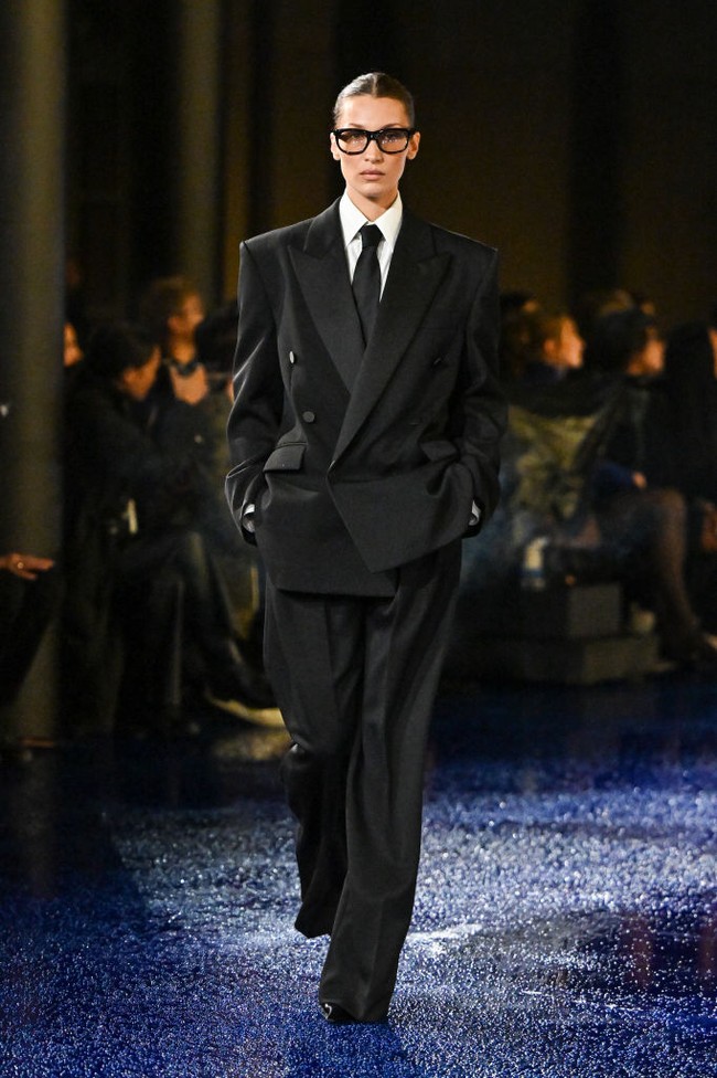 Peragaan yang digelar di markas Saint Laurent, Paris, Prancis, itu berlangsung pada hari kedua Paris Fashion Week Spring-Summer 2025, Selasa (24/9/2024). Sejumlah selebriti yang hadir antara lain Gwyneth Paltrow, Rose BLACKPINK, Kate Moss, dan Zoe Kravitz. Adapun Bella Hadid muncul sebagai modelnya. (Foto: Stephane Cardinale/Corbis via Getty Images)