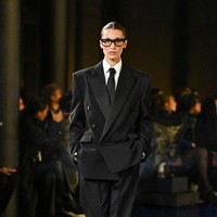 Peragaan yang digelar di markas Saint Laurent, Paris, Prancis, itu berlangsung pada hari kedua Paris Fashion Week Spring-Summer 2025, Selasa (24/9/2024). Sejumlah selebriti yang hadir antara lain Gwyneth Paltrow, Rose BLACKPINK, Kate Moss, dan Zoe Kravitz. Adapun Bella Hadid muncul sebagai modelnya. (Foto: Stephane Cardinale/Corbis via Getty Images)