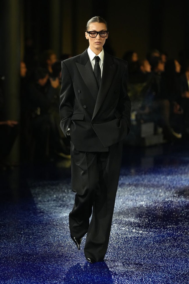 Biasa memeragakan baju yang terbuka, kali ini Bella Hadid berlenggang dalam balutan setelan oversized rancangan direktur kreatif Saint Laurent Anthony Vaccarello. Maskulin tapi tetap seksi. (Foto: Francois Durand/Getty Images)