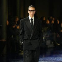 Biasa memeragakan baju yang terbuka, kali ini Bella Hadid berlenggang dalam balutan setelan oversized rancangan direktur kreatif Saint Laurent Anthony Vaccarello. Maskulin tapi tetap seksi. (Foto: Francois Durand/Getty Images)