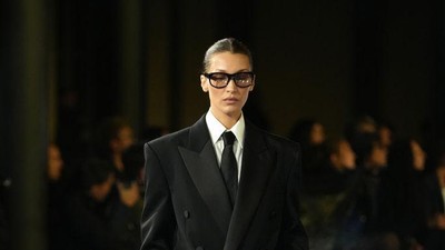 Foto: Comeback Bella Hadid di Paris Fashion Week Setelah 2 Tahun Absen