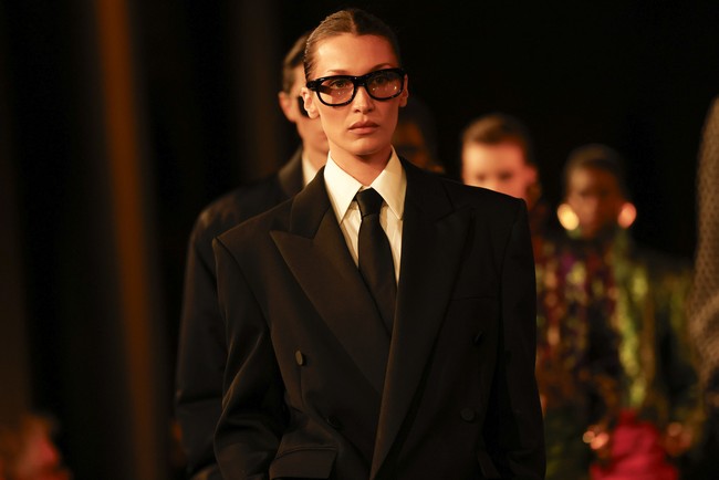 Terakhir kali Bella muncul di Paris Fashion Week dua tahun lalu ketika ambil bagian di peragaan Miu Miu. Ia kemudian muncul di sebuah peragaan di Doha, Qatar, pada Oktober 2022. Tak lama setelah itu, ia mengumumkan rehat demi fokus sembuh dari penyakit Lyme. (Foto: Vianney Le Caer/Invision/AP/Vianney Le Caer)