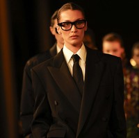 Terakhir kali Bella muncul di Paris Fashion Week dua tahun lalu ketika ambil bagian di peragaan Miu Miu. Ia kemudian muncul di sebuah peragaan di Doha, Qatar, pada Oktober 2022. Tak lama setelah itu, ia mengumumkan rehat demi fokus sembuh dari penyakit Lyme. (Foto: Vianney Le Caer/Invision/AP/Vianney Le Caer)