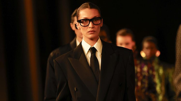 Bella Hadid mengenakan  koleksi Saint Laurent Spring/Summer 2025 yang dipresentasikan Selasa, 24 September 2024 di Paris.