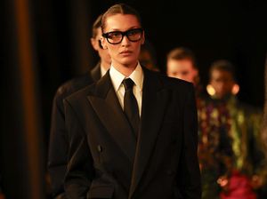 Perdana di Catwalk Setelah Hiatus, Bella Hadid Bergaya Maskulin Pakai Jas