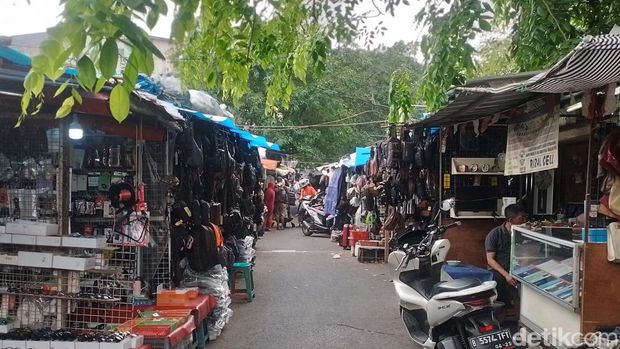 Pasar Loak Jatinegara atau Jembatan Item masih jadi pilihan masyarakat untuk mencari barang kebutuhan. Mereka berburu barang bekas berkualitas.