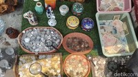 Di Pasar Loak Jembatan Item ini terdapat barang seperti kebutuhan rumah tangga, alat elektronik, mainan, aksesoris hingga rilisan fisik.  