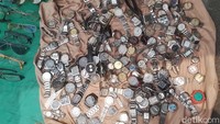 Walaupun yang dijual merupakan barang-barang bekas, tapi tak jarang juga terdapat beberapa barang yang masih bisa dipakai dan tentunya dengan harga yang murah.  