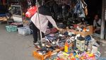 Berburu Harta Karun di Pasar Loak Jatinegara