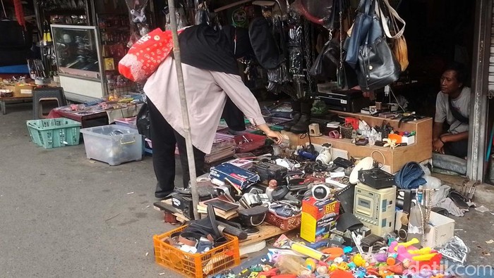 Berburu 'Harta Karun' di Pasar Loak Jembatan Item Pasar Loak Jatinegara atau Jembatan Item masih jadi pilihan masyarakat untuk mencari barang kebutuhan. Mereka berburu barang bekas berkualitas.