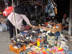 Pasar Loak Jembatan Item: Tempat Harta Karun yang Tak Pernah Tidur