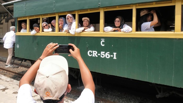 Bernostalgia Melihat Museum Kereta Api Ambarawa Wisatawan berfoto bersama saat mengikuti wisata kereta api kuno di Stasiun Tuntang, Ambarawa, Semarang, Jawa Tengah, Selasa (24/9/2024). Wisata kereta api kuno rute Stasiun Ambarawa - Stasiun Tuntang yang berjarak sekitar 9 kilometer dengan waktu tempuh sekitar satu jam tersebut, wisatawan dikenakan tarif Rp100.000 per orang untuk hari Rabu, Kamis, Jumat dan Rp125.000 per orang untuk hari Sabtu dan Minggu. ANTARA FOTO/Ais Efizudin/aww.