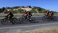 Terletak sekitar 30 km (20 mil) dari pusat kota, Khayelitsha - daerah kumuh terbesar di Cape Town adalah lautan gubuk kayu, besi, dan beton yang bobrok, sangat kontras dengan pinggiran kota yang rindang dan makmur.