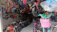 Setidaknya sudah ada empat dari sepuluh toko sepeda yang gulung tikar karena sepi pembeli. Perhitungan ini belum termasuk para penjual sepeda yang berdagang di pinggir jalan, bukan dalam toko.