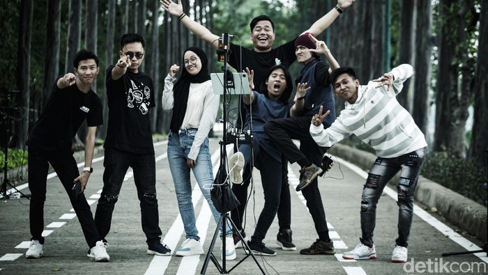 Konten kreator live streaming di ruang terbuka jadi fenomena baru di tengah sulitnya lapangan pekerjaan. Mereka memanfaatkan TikTok untuk meraup penghasilan lewat bernyanyi. Seperti yang terjadi di kawasan BKT Duren Sawit ini.