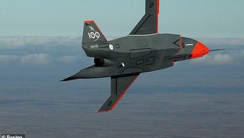 Kehadiran Boeing MQ-28 Ghost Bat yang dikemudikan AI menimbulkan kekhawatiran di kalangan masyarakat dan pakar militer karena mengancam keselamatan publik dan keamanan nasional. Menurut kamu detikers? Foto: Boeing via Dailymail