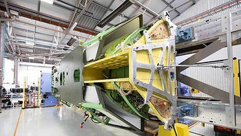 Saat ini, tiga prototipe MQ-28 Ghost Bat telah dibangun dan diuji terbang oleh Angkatan Udara Kerajaan Australia (RAAF). Selain itu satu unit dikirim ke Amerika Serikat untuk pengetesan dan uji coba integrasinya. Foto: Boeing via Dailymail