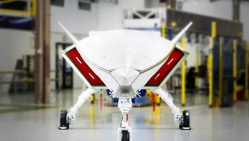 AI memungkinkan jet ini untuk terbang secara mandiri dan menjaga jarak aman dari pesawat lain. Selain itu, sistem paket misi modular yang dapat diganti dengan cepat memungkinkan berbagai misi, termasuk pengintaian, peringatan dini taktis, dan peperangan elektronik. Foto: Boeing via Dailymail
