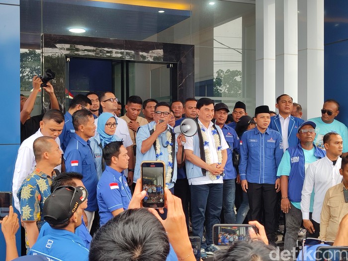 Cagub dan cawagub Banten nomor urut 2 Andra Soni-Dimyati Natakusumah di DPD Partai Demokrat (Foto: Bahtiar/Detikcom)