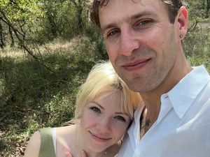 Penyanyi Carly Rae Jepsen Melahirkan Anak Pertama di Usia 40