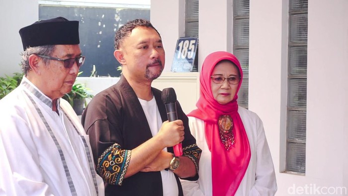 Cawagub Jabar Ronal Surapradja saat memohon restu orang tua untuk kampanye