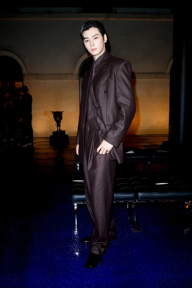 Cha Eun Woo dianggap lulus ‘kutukan’ Getty Images setelah foto-fotonya di peragaan busana Saint Laurent beredar.  Sang aktor tampil flawless seolah tak punya pori-pori dengan setelan jas serba hitam. Foto: Aitor Rosas Sune/WWD via Getty Images