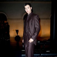 Cha Eun Woo dianggap lulus ‘kutukan’ Getty Images setelah foto-fotonya di peragaan busana Saint Laurent beredar.  Sang aktor tampil flawless seolah tak punya pori-pori dengan setelan jas serba hitam. Foto: Aitor Rosas Sune/WWD via Getty Images
