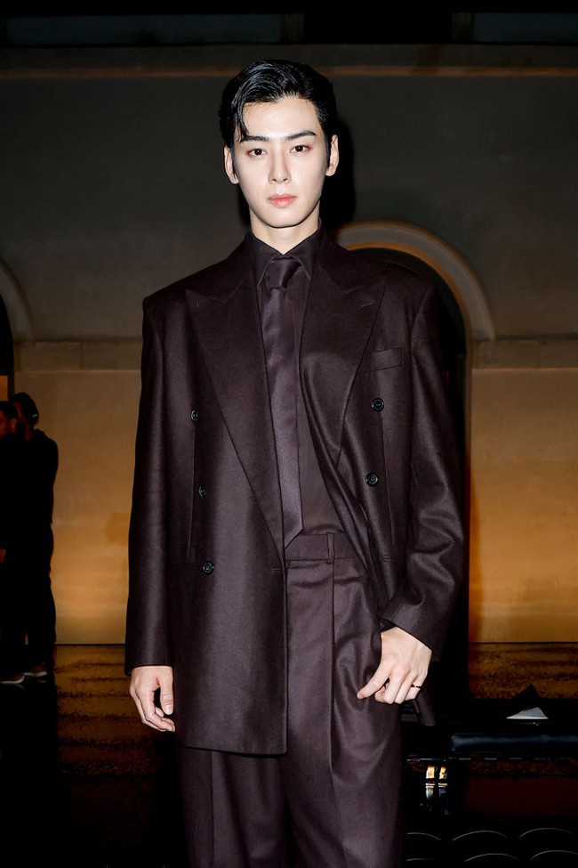 Untuk penampilan debutnya di Saint Laurent Spring/Summer 2025 show, Cha Eun Woo tampil dengan busana monokrom dan comma hair. Membuat fans mabuk visual. Foto: Aitor Rosas Sune/WWD via Getty Images