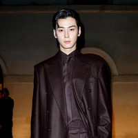 Untuk penampilan debutnya di Saint Laurent Spring/Summer 2025 show, Cha Eun Woo tampil dengan busana monokrom dan comma hair. Membuat fans mabuk visual. Foto: Aitor Rosas Sune/WWD via Getty Images