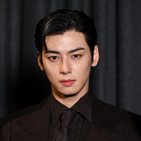 Kesempurnaan wajah Cha Eun Woo dinilai tak masuk akal oleh sejumlah netizen. Tak mengherankan jika bintang drama Korea True Beauty itu dijuluki sebagai Face Genius. Foto: Stephane Cardinale - Corbis/Corbis via Getty Images
