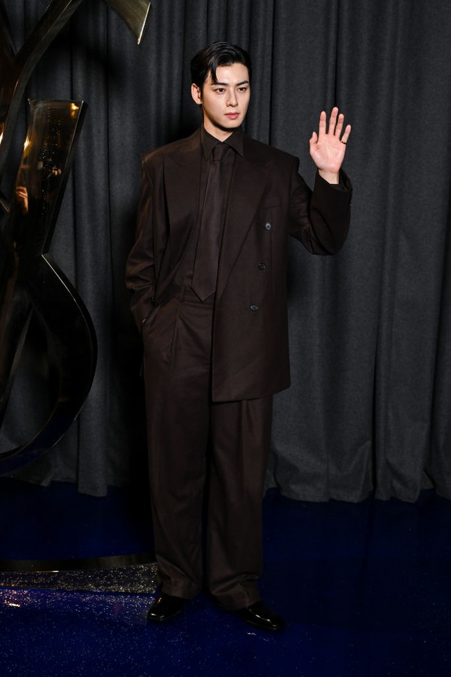 “Wah dia menang melawan Getty…” “Kok bisa dia punya visual seperti itu…” “Ini nggak masuk akal… Kok bisa ada orang yang penampilannya seperti ini,” “Bayangkan betapa tampan wajah aslinya jika dia terlihat seperti itu di Getty… Wah,” komentar netizen Korea yang terpana dengan visualnya. Foto: Stephane Cardinale - Corbis/Corbis via Getty Images