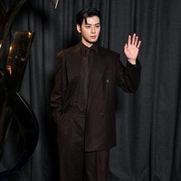 “Wah dia menang melawan Getty…” “Kok bisa dia punya visual seperti itu…” “Ini nggak masuk akal… Kok bisa ada orang yang penampilannya seperti ini,” “Bayangkan betapa tampan wajah aslinya jika dia terlihat seperti itu di Getty… Wah,” komentar netizen Korea yang terpana dengan visualnya. Foto: Stephane Cardinale - Corbis/Corbis via Getty Images