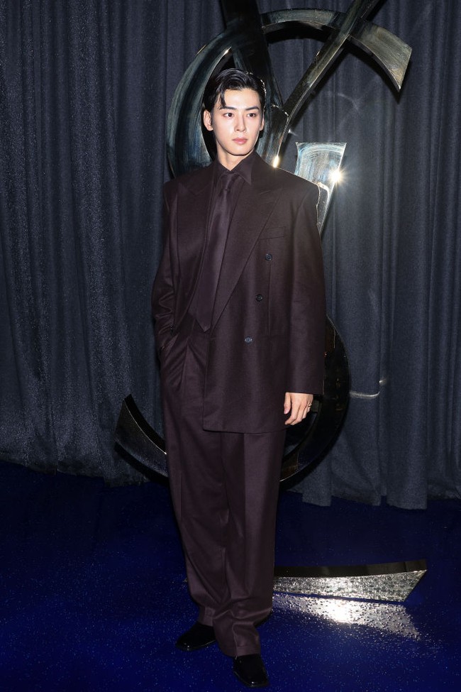 Aktor kelahiran 1997 itu terlihat bak pangeran dalam balutan kemeja, dasi, celana, dan coat panjang serba hitam. Foto: Marc Piasecki/WireImage