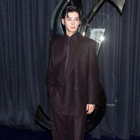 Aktor kelahiran 1997 itu terlihat bak pangeran dalam balutan kemeja, dasi, celana, dan coat panjang serba hitam. Foto: Marc Piasecki/WireImage