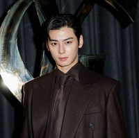 Bahkan tak sedikit netizen yang menilai Cha Eun Woo lebih cocok menjadi brand ambassador Saint Laurent dibandingkan Dior. Saat menghadiri acara perilisan koleksi Dior, Mei lalu, penampilannya tuai kritik hingga disebut bak memakai baju pasien RS. Foto: dok. River Callaway/WWD via Getty Images