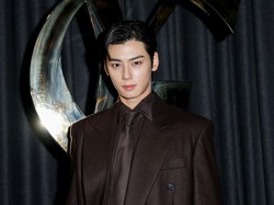 7 Foto Cha Eun Woo Lulus Kutukan Getty Images, Tampil Flawless di Paris