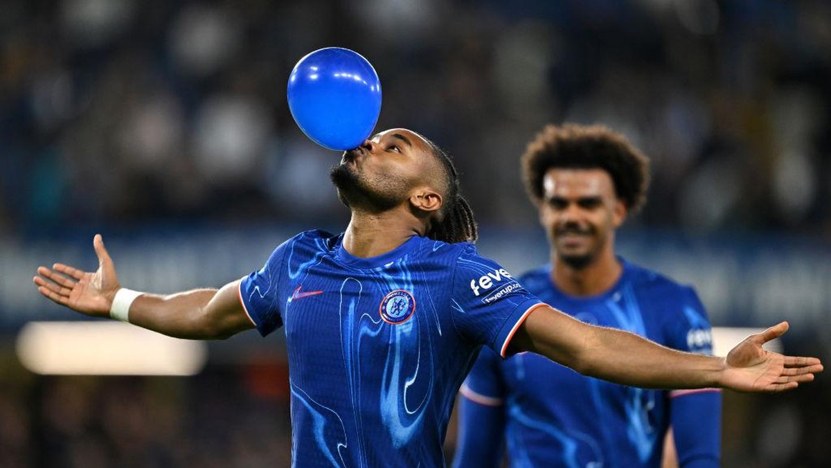 Penyerang Chelsea, Christopher Nkunku, merayakan gol ke gawang Barrow di laga Piala Liga Inggris. (Foto: Mike Hewitt/Getty Images)