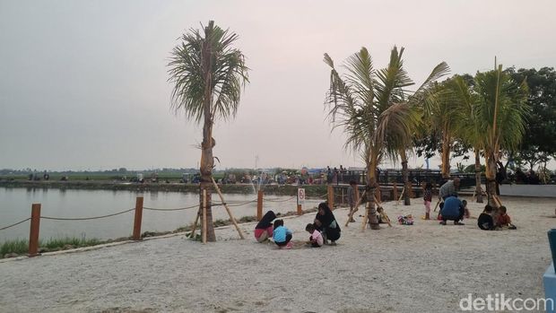 CityBeach, spot yang disebut pantai pasir putih di Bekasi.