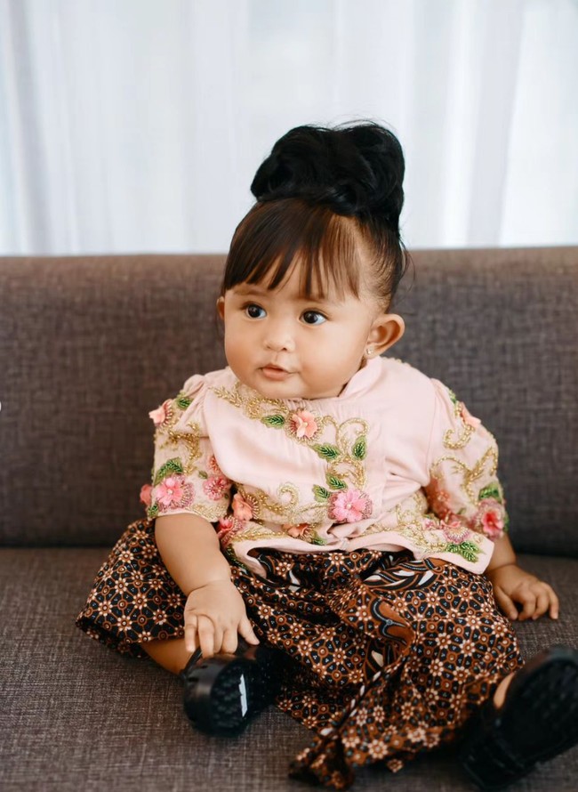 Baby Cunda tampil menggemaskan mengenakan kebaya serta sanggul di rambutnya. Wajahnya juga terlihat makin imut dengan poni depan. Foto: Instagram/@denny_caknan