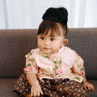 Baby Cunda tampil menggemaskan mengenakan kebaya serta sanggul di rambutnya. Wajahnya juga terlihat makin imut dengan poni depan. Foto: Instagram/@denny_caknan
