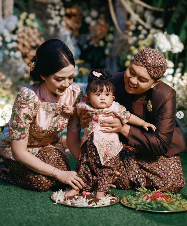 Satu per satu prosesi tampak dijalani oleh Cunda bersama kedua orangtuanya. Cunda juga terlihat anteng menjalani rangkaian acara tersebut. Foto: Instagram/@denny_caknan