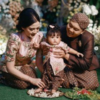 Satu per satu prosesi tampak dijalani oleh Cunda bersama kedua orangtuanya. Cunda juga terlihat anteng menjalani rangkaian acara tersebut. Foto: Instagram/@denny_caknan